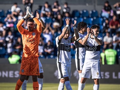 Los jugadores de Olimpia saludan a los hinchas en la previa del partido frente a Nacional por la primera fecha del torneo Clausura 2025 de la Primera División de Paraguay en el estadio Defensores del Chaco, en Asunción, Paraguay.