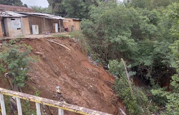 Desmoronamiento de una parte de la zona del asentamiento Guillermo Ocampos, ubicado alrededor del arroyo Ferreira.