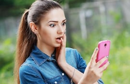 Una joven recibe una imagen desagradable en el celular.