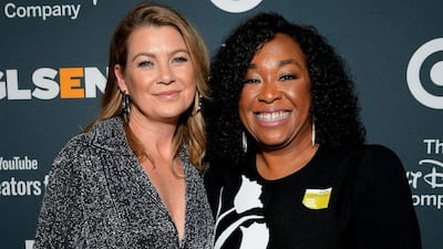 Ellen Pompeo y Shonda Rhimes sonríen, con Pompeo en vestido claro y Rhimes en ropa oscura, en un ambiente informal.