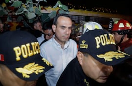 José Jeri (C), presidente de Perú, custodiado por las fuerzas de seguridad, durante una actividad publica.