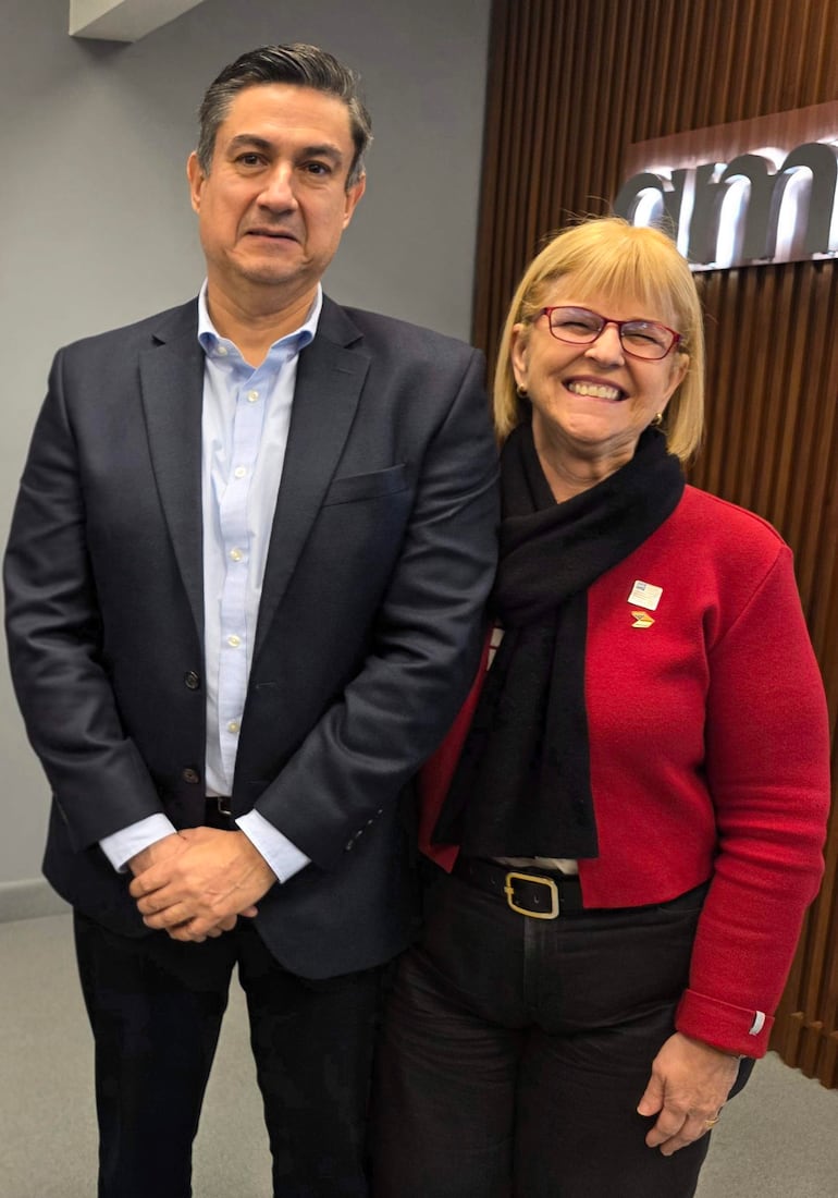 Carson Villalba, Director Ejecutivo del CCPA y Mónica Thompson, presidenta del CCPA en la presentacion de Feel USA Freedom 250 que será en el Puerto de Asuncion