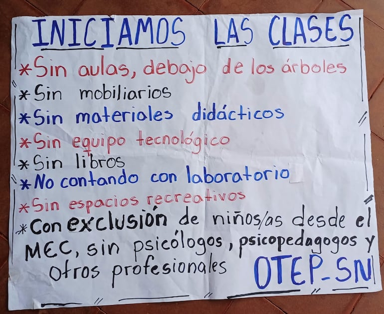 Cartel de protesta colocado por docentes en una escuela pública.