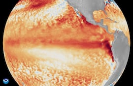 Fotografía satelital cedida por la Oficina Nacional de Administración Oceánica y Atmosférica (NOAA) que muestra la diferencia entre las temperaturas promedio de la superficie del mar en el ecuador del océano Pacífico tropical y la línea de referencia utilizada por el programa Coral Reef Watch, representada mediante diversas tonalidades de rojo y naranja para indicar temperaturas más cálidas.