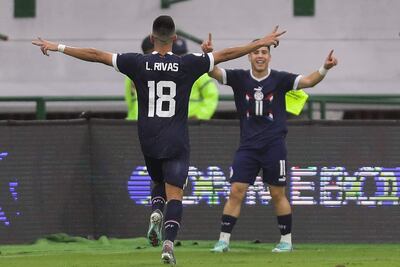 Enso González (d), jugador de la selección de Paraguay, celebra al final del partido frente a Argentina en el Preolímpico Venezuela 2024 en el estadio Nacional Brígido Iriarte, en Caracas, Venezuela.