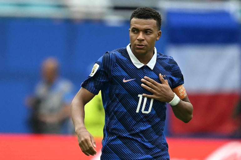 El delantero de Francia Kylian Mbappé celebra tras anotar el primer gol de su equipo durante el partido por el tercer puesto del torneo de fútbol de la Copa del Mundo 2026 entre Francia e Inglaterra en el Miami Stadium en Miami.