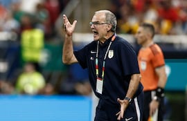 Marcelo Bielsa (70 años), director técnico argentino de la selección de Uruguay.
