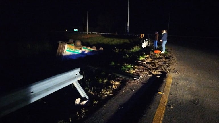 Una ambulancia del Hospital Regional de Concepción volcó esta madrugada en el Kilómetro 206 de la Ruta N°09 Carlos A. López.