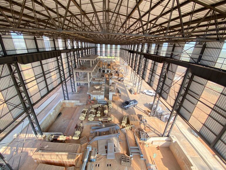 La obra del nuevo tren de molienda se encuentra parada y las piezas sin montar en un tinglado.