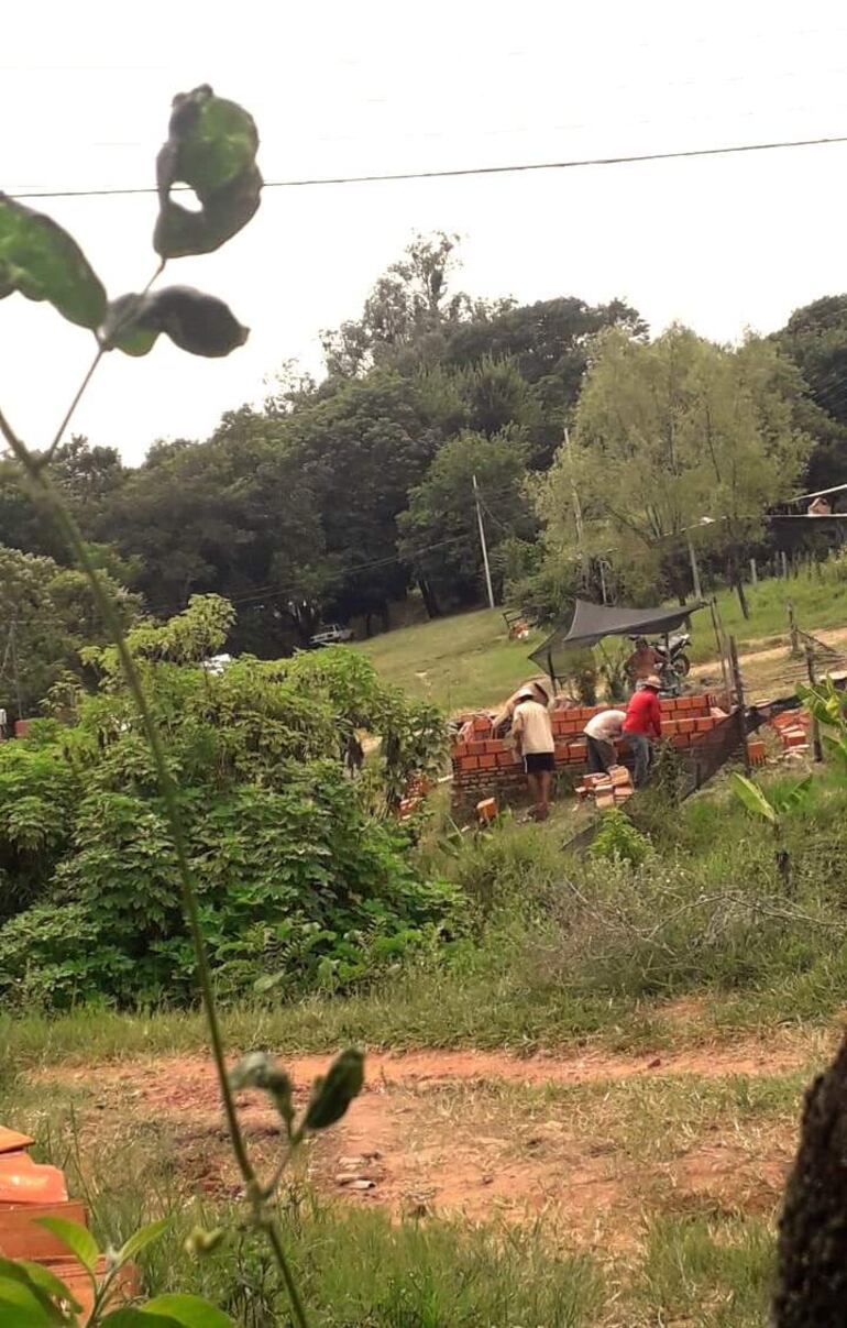 En menos de una semana la construcción avanzó hacía la altura.
