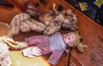 Juguetes ensangrentados en el sitio de un ataque israelí ayer en la Ciudad de Gaza.