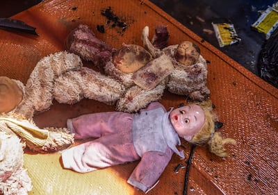 Juguetes ensangrentados en el sitio de un ataque israelí ayer en la Ciudad de Gaza.