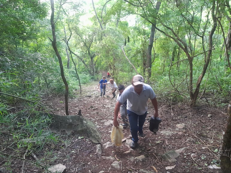 Escalar el cerro representa toda una odisea de sacrificio y valentía.