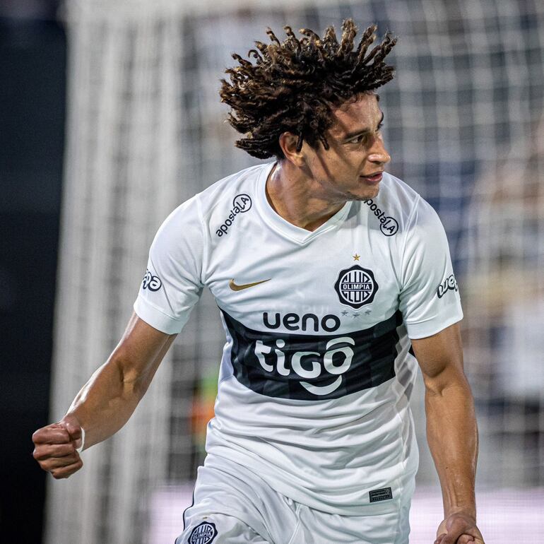 Adrián Alcaraz Torales, punta de lanza de Olimpia, nació el 28 de setiembre de 1999. Atraviesa por su mejor momento futbolístico. Foto: El Rey Franjeado