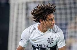 Adrián Alcaraz Torales, punta de lanza de Olimpia, nació el 28 de setiembre de 1999. Atraviesa por su mejor momento futbolístico. Foto: El Rey Franjeado