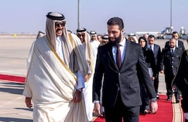 El emir de Catar, Sheikh Tamim bin Hamad Al-Thani (i) y el presidente interino de Siria, Ahmed al-Sharaa.