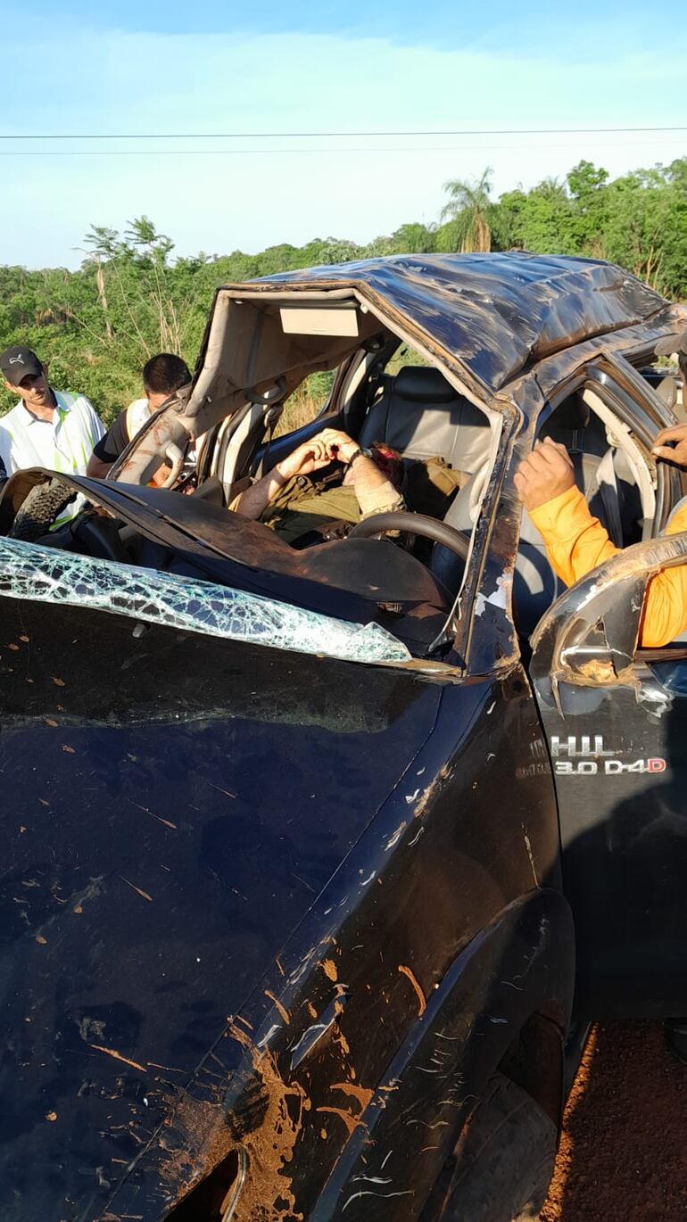 Camioneta de la Senad quedó destrozada tras accidente con vuelco en Puentesiño (gentileza).