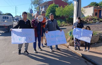 Vecinos y permisionarios de la zona de Avda. Avelino Martínez se manifestaron ante la falta de inicio de los trabajos de rehabilitación vial.