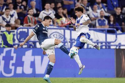 Maher Carrizo (d), futbolista de Vélez Sarsfield, disputa el balón con Nazareno Colombo, jugador de Racing, en el partido de ida de los cuartos de final de la Copa Libertadores 2025 en el estadio José Amalfitani, en Buenos Aires, Argentina.