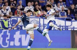 Maher Carrizo (d), futbolista de Vélez Sarsfield, disputa el balón con Nazareno Colombo, jugador de Racing, en el partido de ida de los cuartos de final de la Copa Libertadores 2025 en el estadio José Amalfitani, en Buenos Aires, Argentina.
