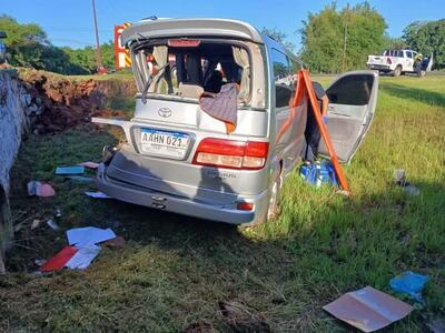 Así quedó la camioneta de Jorge González, jefe de gabinete de la Gobernación de Misiones, luego del accidente sufrido en San Ignacio, Misiones.