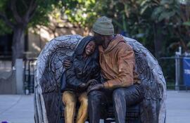 Una nueva estatua permanente de Kobe Bryant y su hija Gianna Bryant se ve afuera del Crytpo.com Arena en Los Ángeles, California.