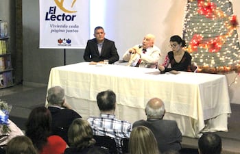 De izquierda a derecha, Pablo Burián, de Editorial El Lector, el autor del libro "Un rosario de historias", Dr. Alejandro Encina Marín, y la presentadora, Montserrat Álvarez, escritora española y directora del Suplemento Cultural de ABC Color.