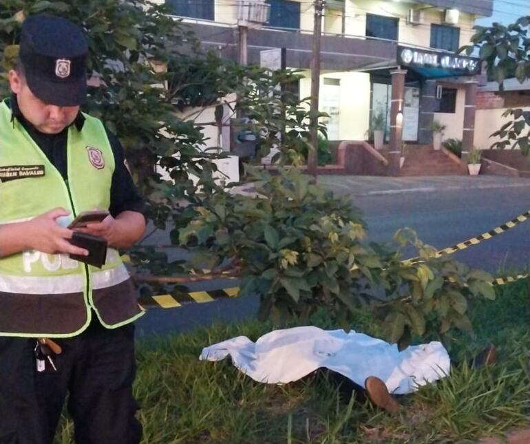 El cuerpo del motociclista quedó en medio del paseo central de la Ruta PY07.