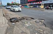 Los enormes agujeros pueden ocasionar accidentes y también acumulan basura.