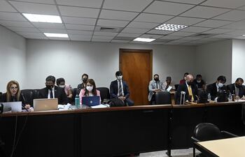 Juicio oral que enfrenta Roberto Cárdenas Ramírez (d.), por lesión de confianza. A la izquierda, los fiscales Teresita Torres, Luis Said y Carina Sánchez.