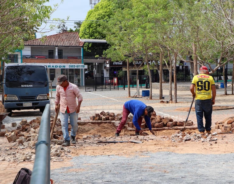 Las tareas avanzan en la explanada de la Basílica de Caacupé para dejar todo listo y recibir a los miles de peregrinos que llegarán hasta la Villa Serrana durante la festividad mariana.