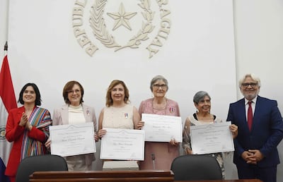 La ministra Adriana Ortiz, Maribeth Brizuela, Luz María Bobadilla, Margarita Miró, Erenia López y el director del CCR Cabildo, Aníbal Saucedo Rodas.