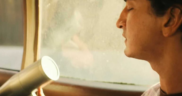 Escena de "Emergencia radiactiva", una miniserie de Netflix. Se ve al protagonista utilizando un cintilómetro, aparato que sirve para medir radiación y detectar materiales radiactivos en un entorno.