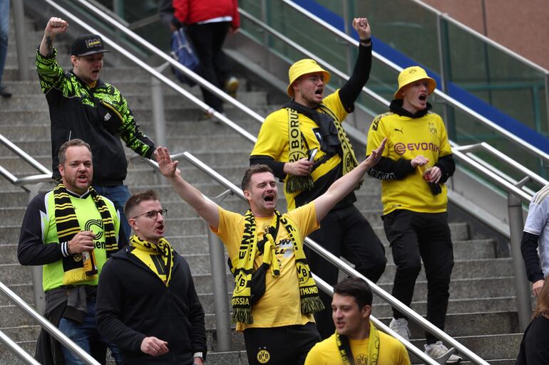 Los aficionados en los alrededores del estadio de Wembley antes de la final de la Champions League entre el Borussia Dortmund y el Real Madrid en Londres.