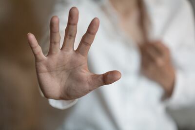 Un Tribunal de Roma ha absuelto al conserje de un instituto de la capital acusado de palpar las nalgas de una alumna dado que considera que hacerlo durante menos de 10 segundos no es delito, lo que ha desatado la polémica, especialmente en las redes sociales.