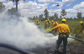 Imagen ilustrativa: combate al fuego ayer en Villa Hayes.