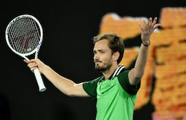 El ruso Daniil Medvedev festeja el triunfo y clasificación a la final del Abierto de Australia, en Melbourne, Australia.