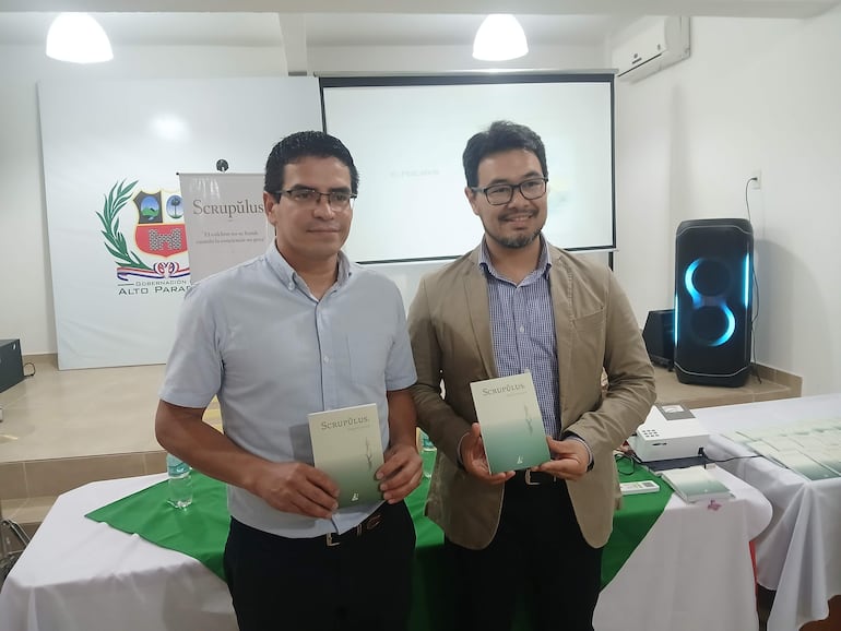 Joel Recalde y Rodney Villamayor, ambos auores de libros y oriundos de Fuerte Olimpo