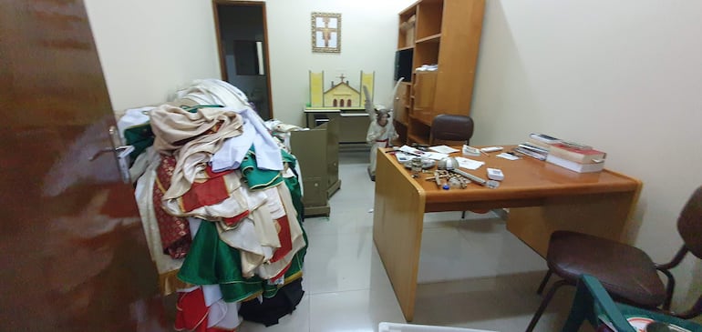 Atuendo de sacerdotes también fueron rescatados. 