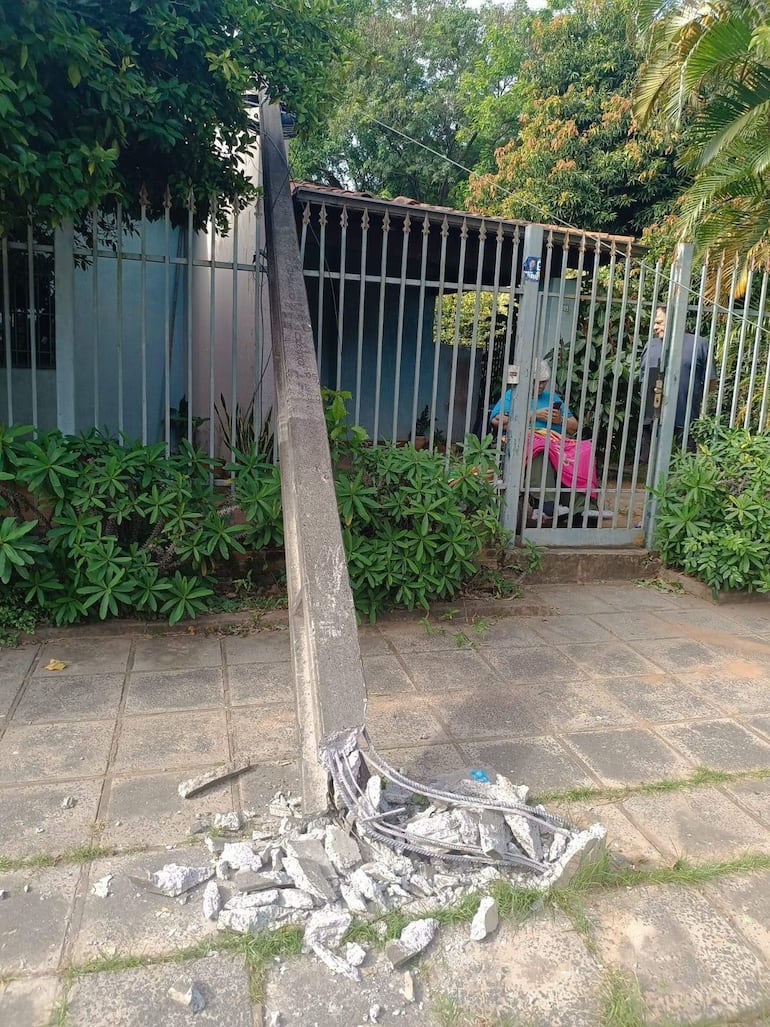 Columna caída representa un peligro latente de electrocución o nuevos derrumbes