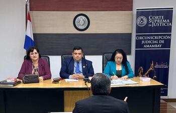 Jueces Librada Peralta, Mario Peralta, Marcelina Quintana, integrantes del Tribunal de Sentencia.