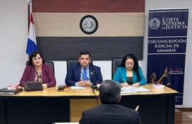 Jueces Librada Peralta, Mario Peralta, Marcelina Quintana, integrantes del Tribunal de Sentencia.