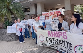 Profesionales de la Salud se manifestaron frente a la Caja Central de la Institución.