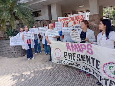 Profesionales de la Salud se manifestaron frente a la Caja Central de la Institución.