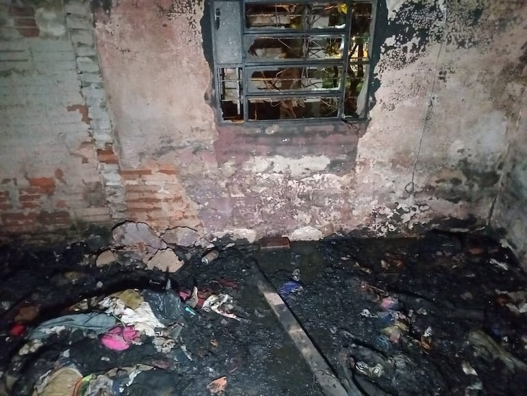 Bomberos controlan incendio en casilla abandonada en Villa Elisa.