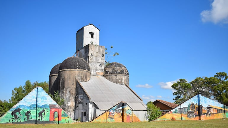 Antiguo silo en el barrio Estación de Villarrica con murales temáticos decorados.