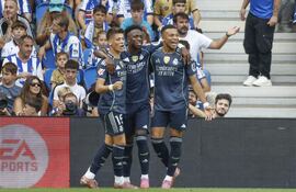 El delantero francés del Real Madrid, Kylian Mbappé, celebra su gol contra la Real Sociedad durante el partido de la jornada 4 de La Liga, en el estadio Municipal de Anoeta en San Senastián.