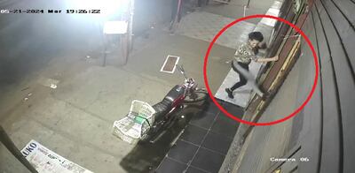 Captura de video donde se observa a una mujer pateando la puerta de un local comercial ubicado en el mercado de San Lorenzo.