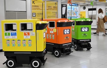 Contenedores de basura robóticos móviles son fotografiados durante las pruebas en el complejo de transporte de la estación de Shinjuku, en Tokio, el 18 de septiembre de 2026.
