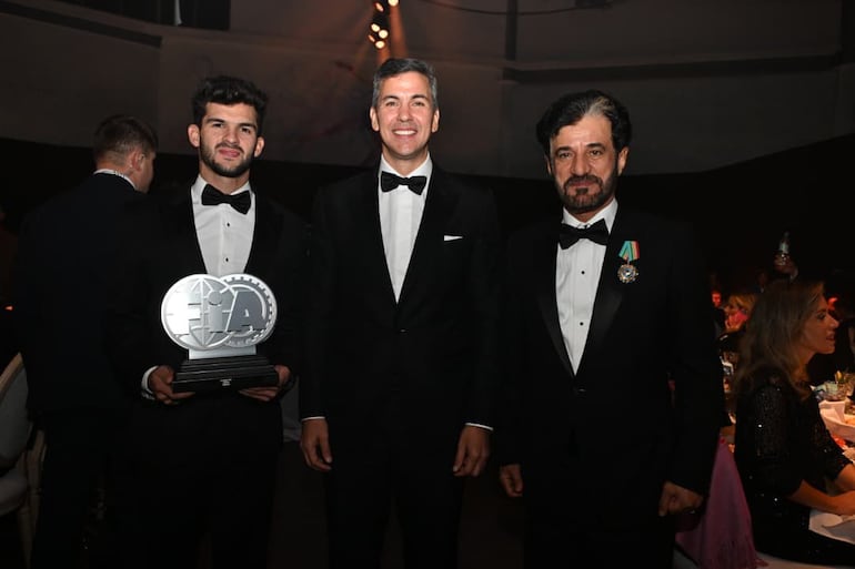 El mundialista Fau Zaldívar (24 años), en compañía del presidente Santiago Peña, y el presidente de la FIA, Mohammed Ahmed ben Sulayem, en la Gala realizada en Uzbekistán.